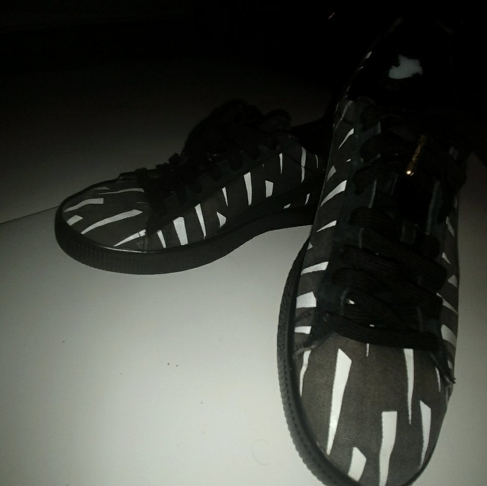 EUC MENS VERY UNIQUE SIZE 9 PUMA RUNNING SHOES